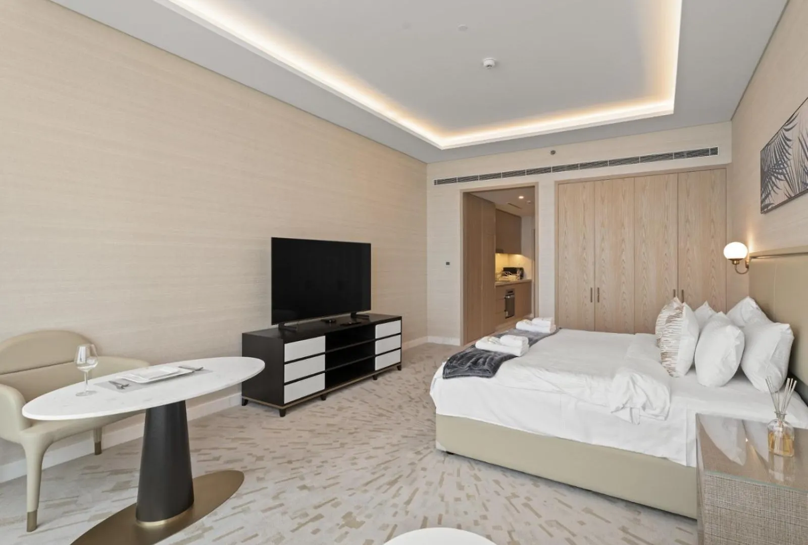 Sunset Bliss - Elegant Palm Island Studio Dubai Apartment