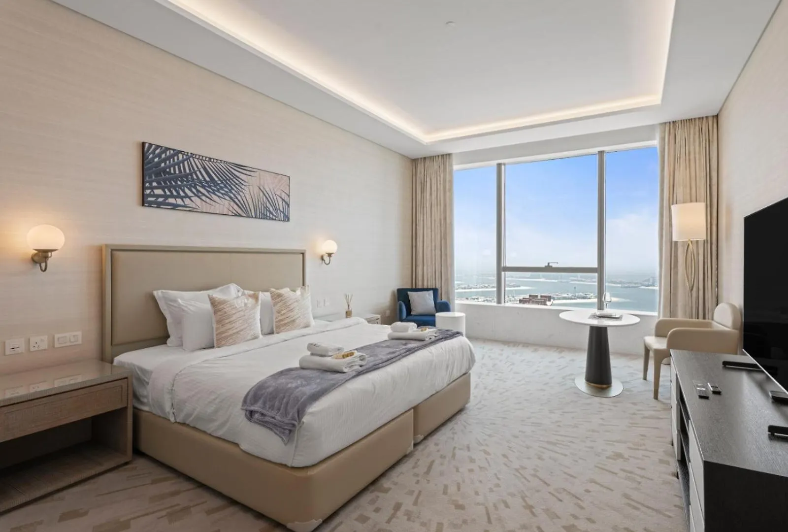 Sunset Bliss - Elegant Palm Island Studio Dubai