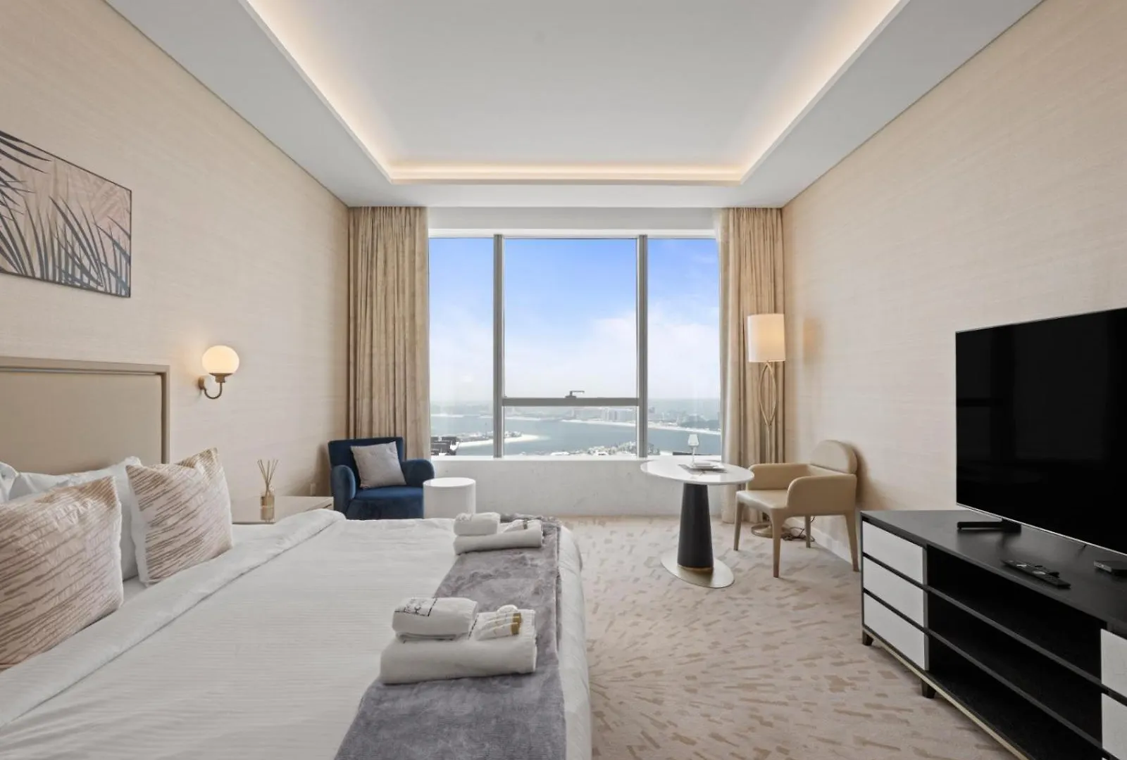 Sunset Bliss - Elegant Palm Island Studio Dubai